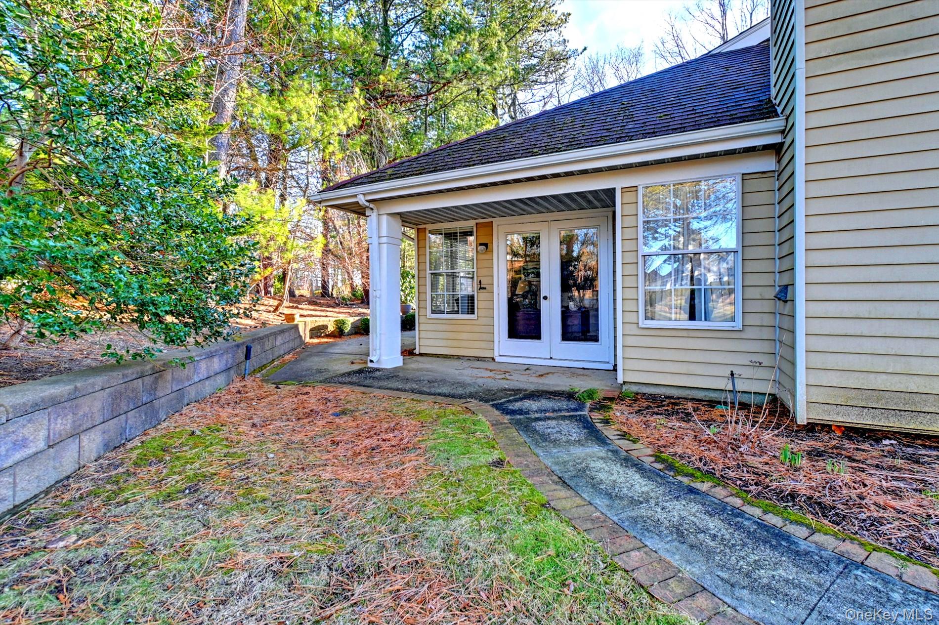 10 Oakdale Court, Ridge, NY 11961