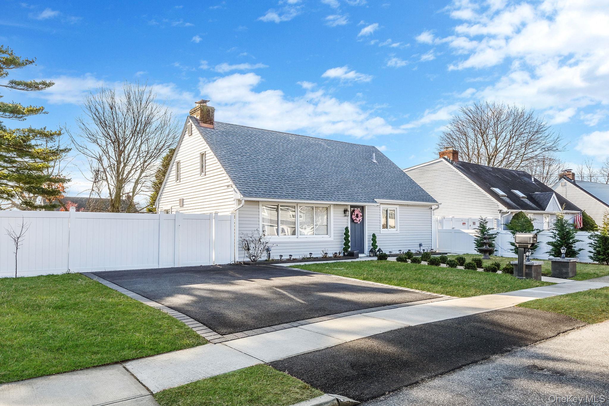 616 Kenmore Avenue, Copiague, NY 11726