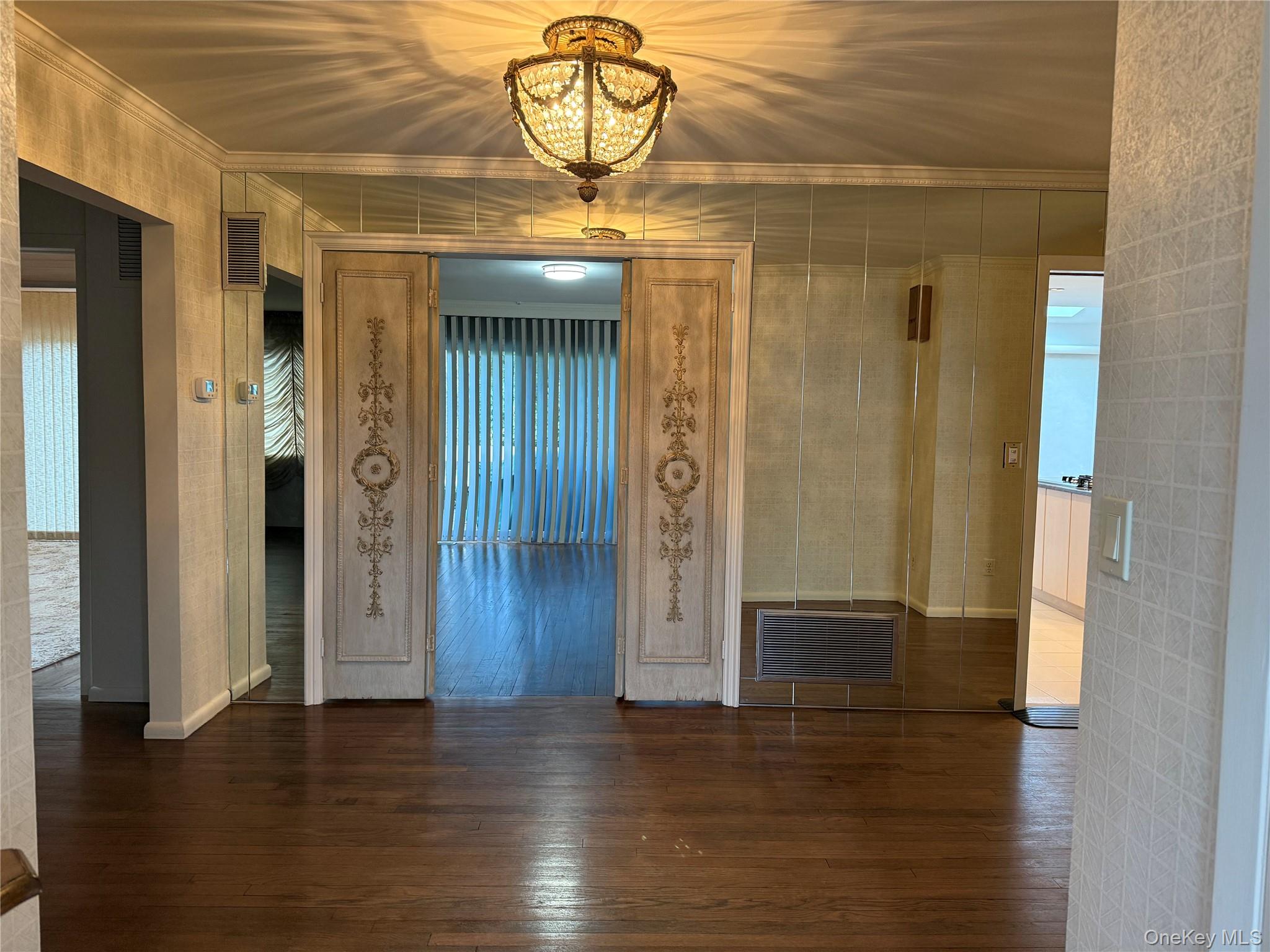 19 Flamingo Road, East Hills, NY 11576