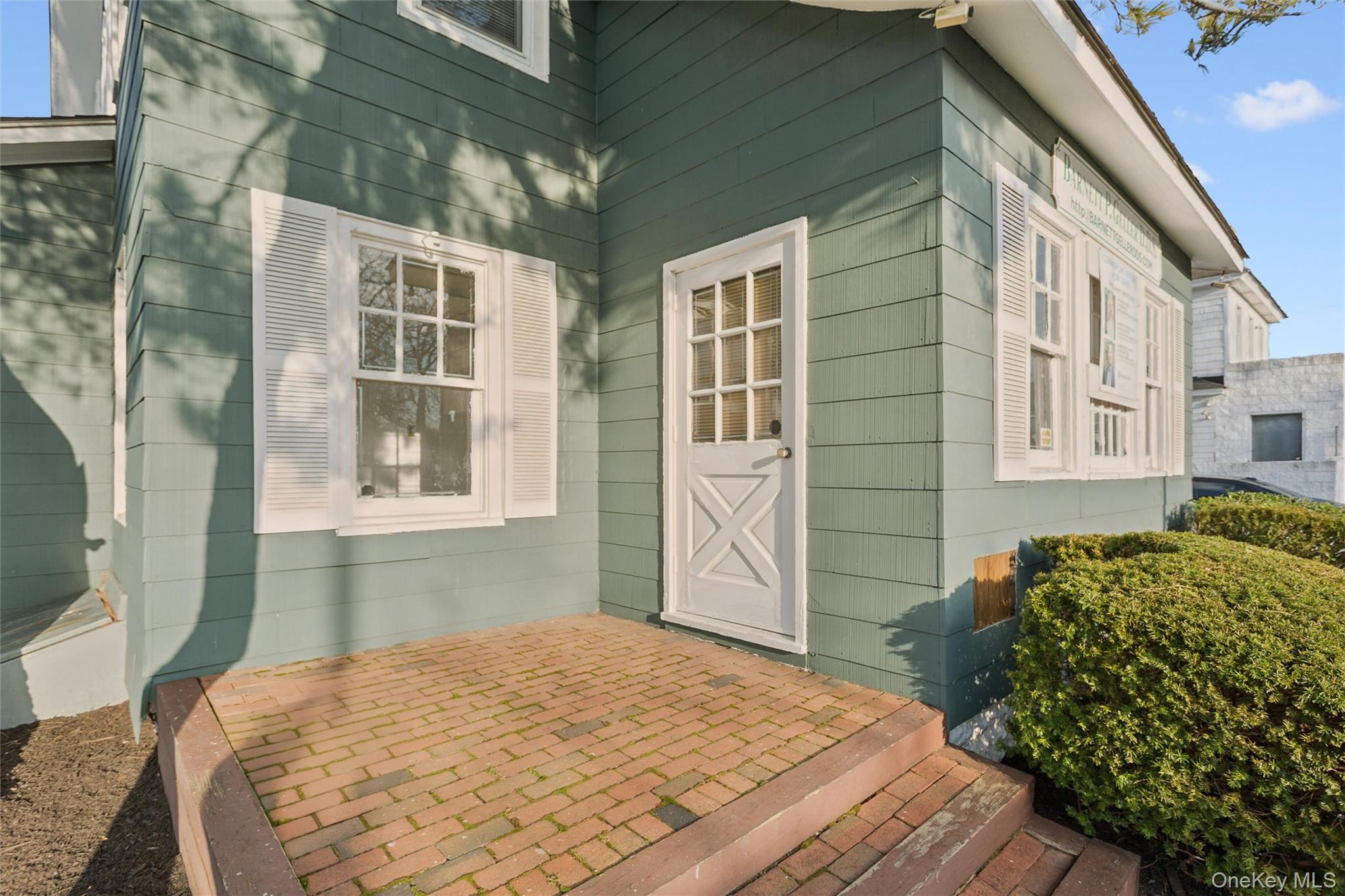 22 Broadway Mews, Hewlett, NY 11557