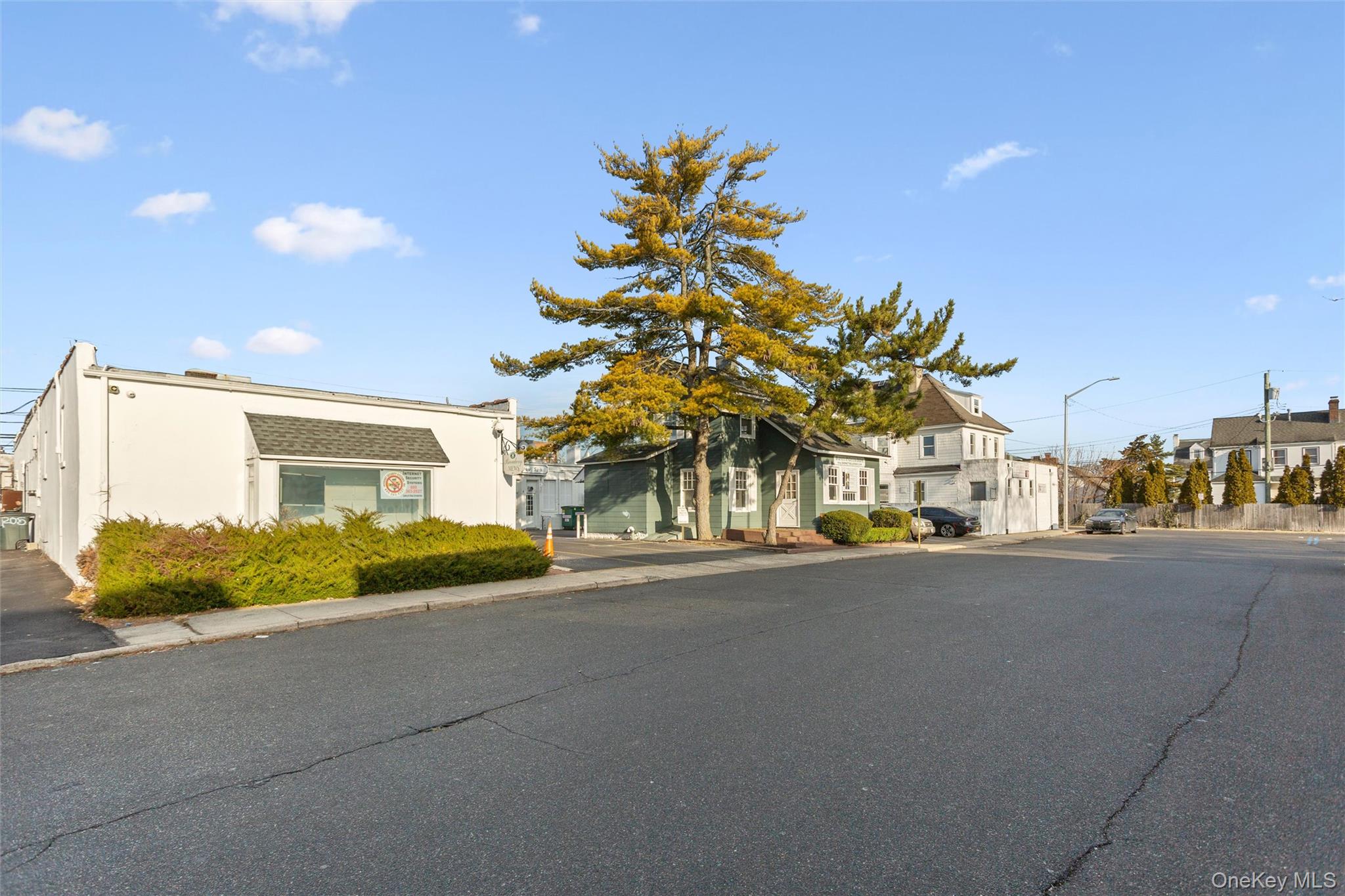 22 Broadway Mews, Hewlett, NY 11557