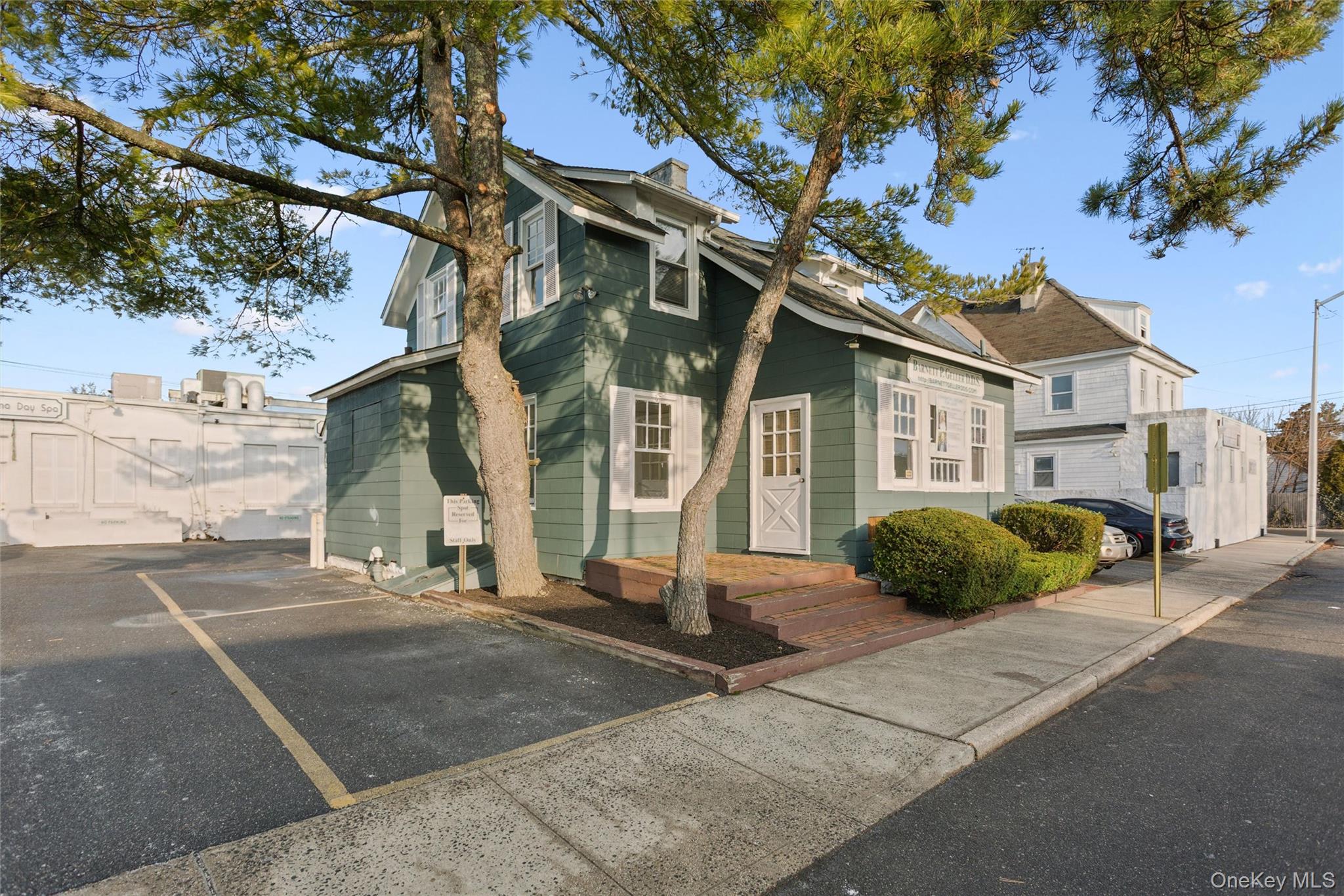 22 Broadway Mews, Hewlett, NY 11557