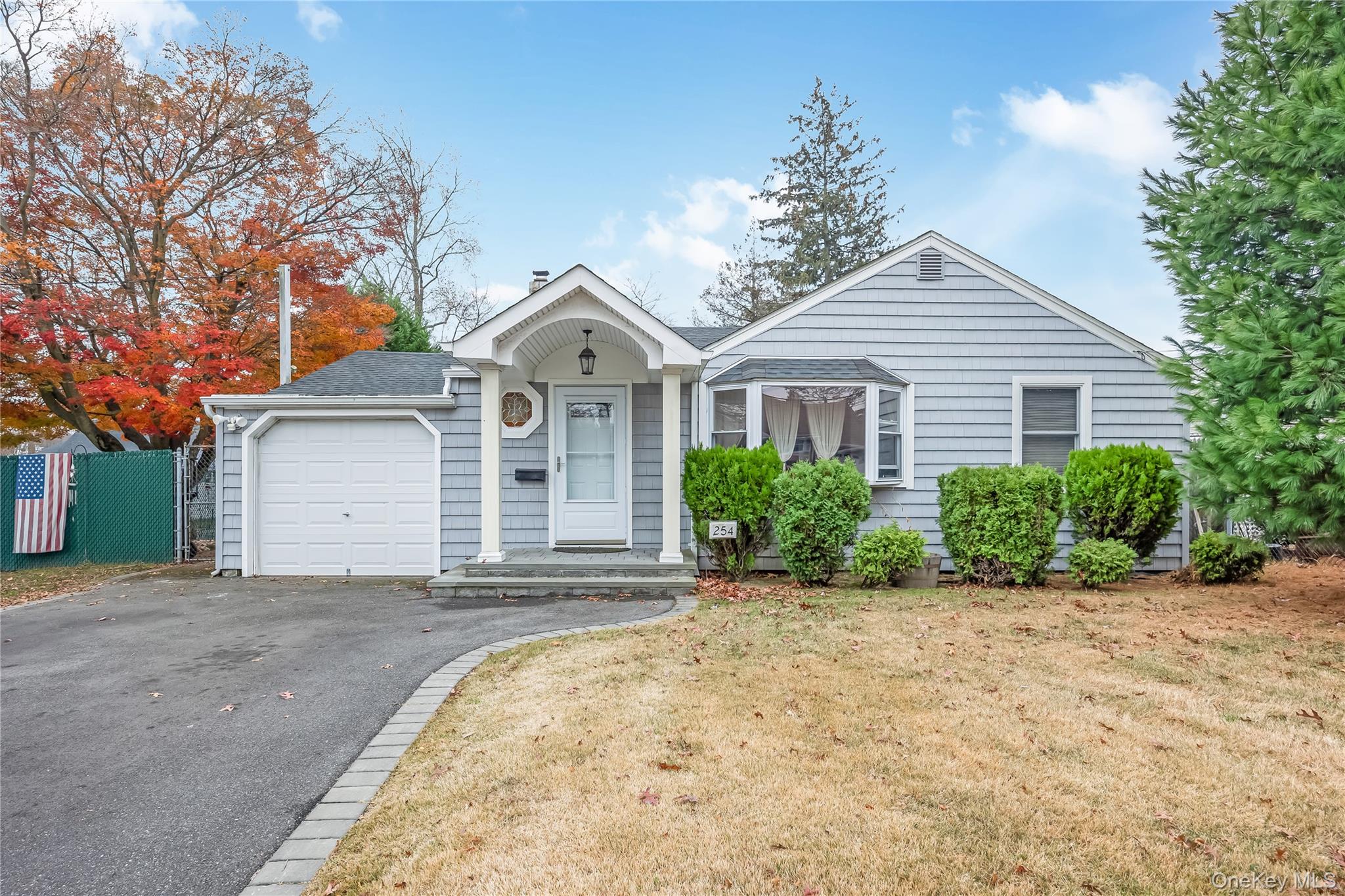 254 W 1st Street, West Islip, NY 11795