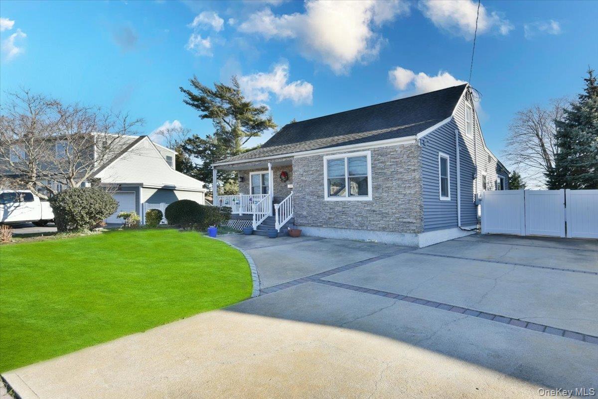 24 Arlyn Drive E, Massapequa, NY 11758