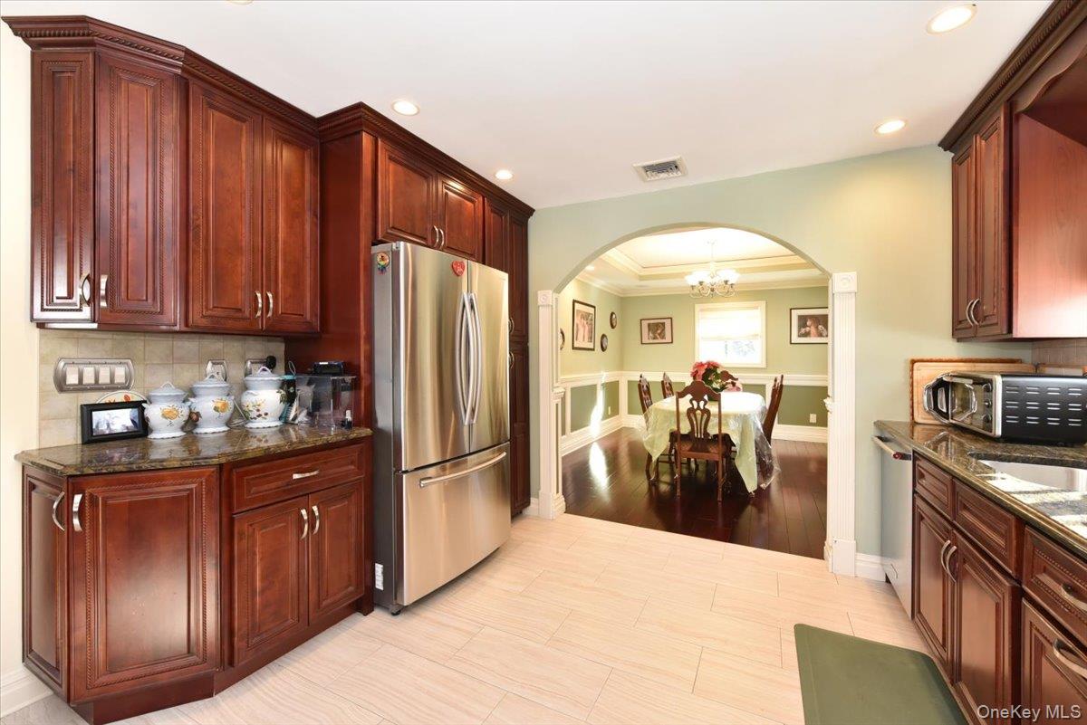 24 Arlyn Drive E, Massapequa, NY 11758