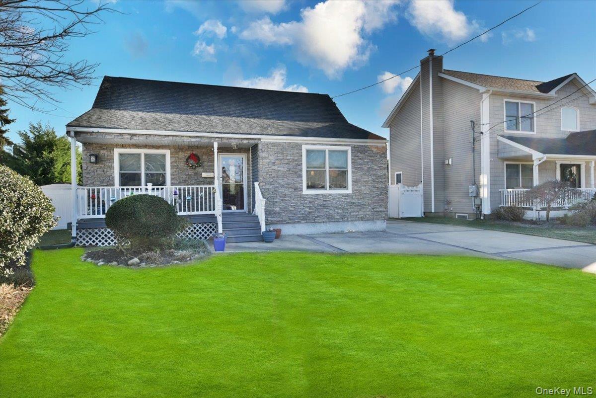 24 Arlyn Drive E, Massapequa, NY 11758