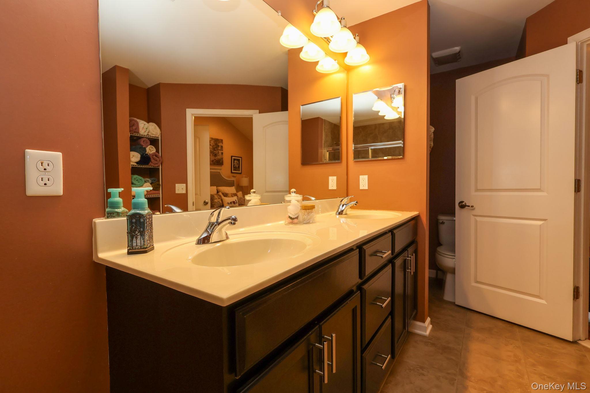 1210 Hawthorn Way, New Windsor, NY 12553