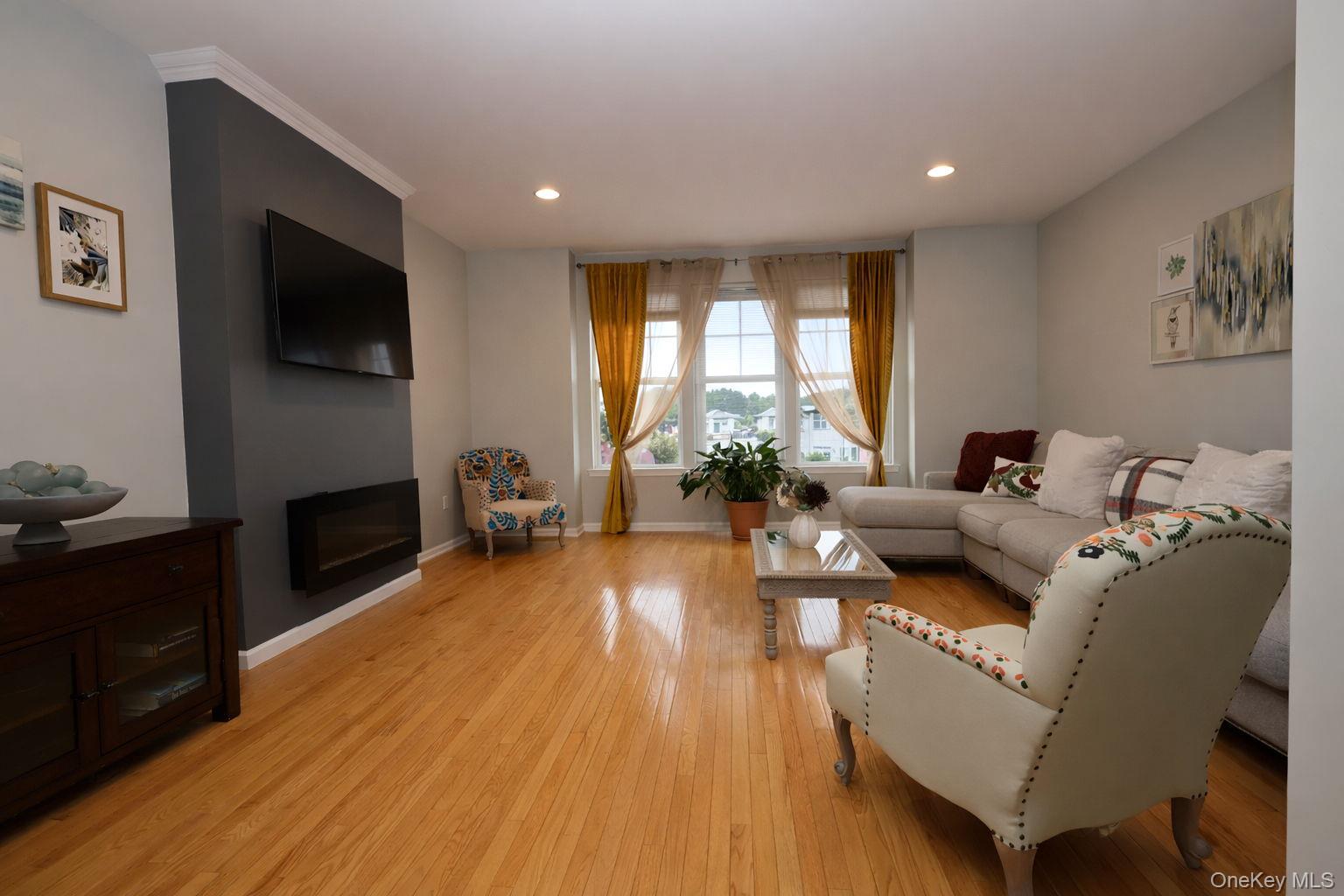 1210 Hawthorn Way, New Windsor, NY 12553