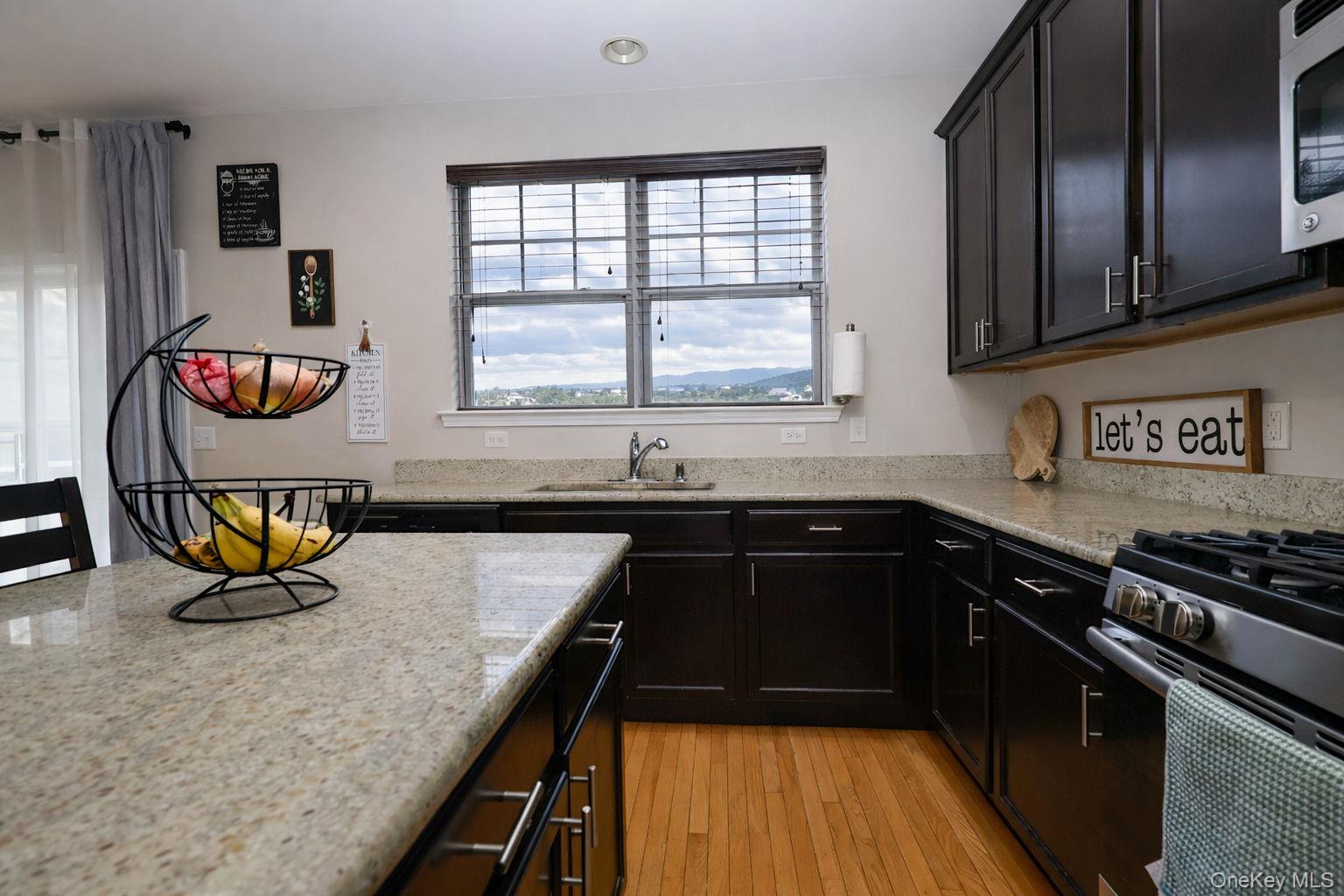 1210 Hawthorn Way, New Windsor, NY 12553