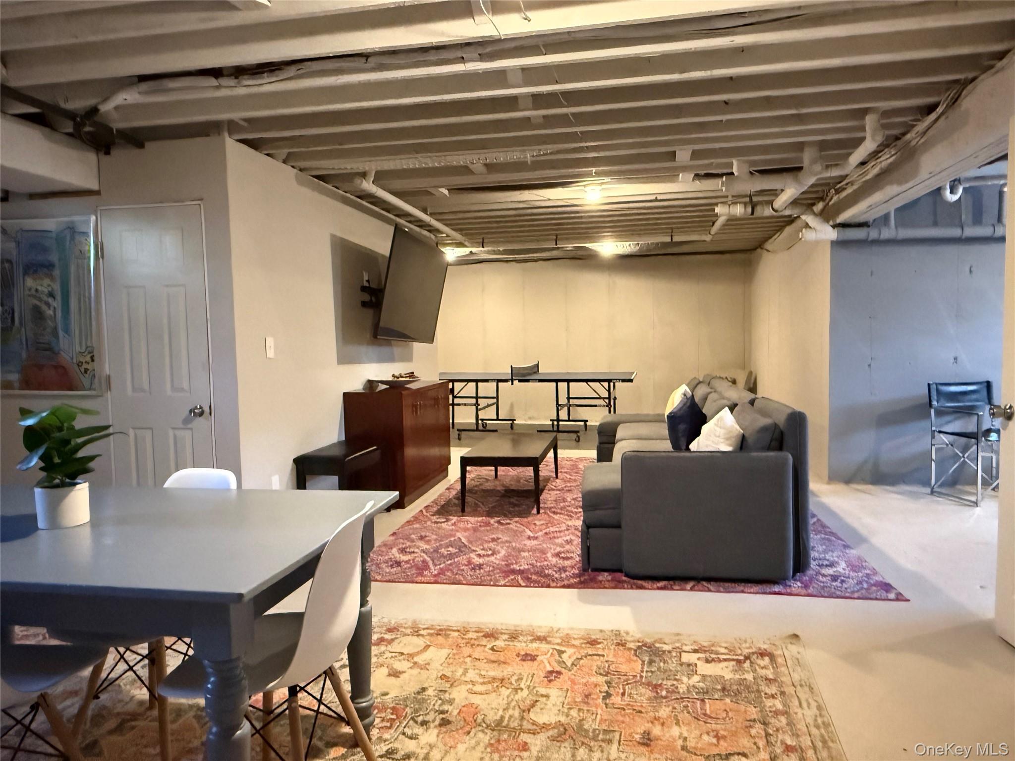 98 Squiretown Road, Hampton Bays, NY 11946