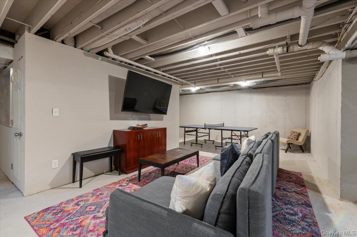 98 Squiretown Road, Hampton Bays, NY 11946