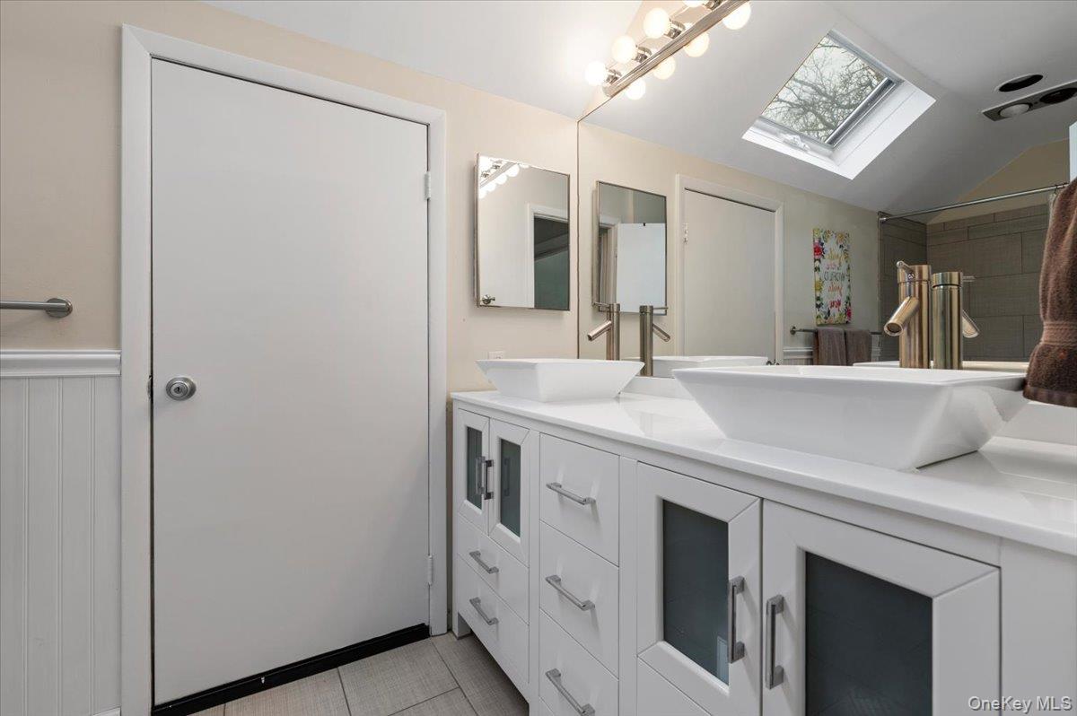 98 Squiretown Road, Hampton Bays, NY 11946