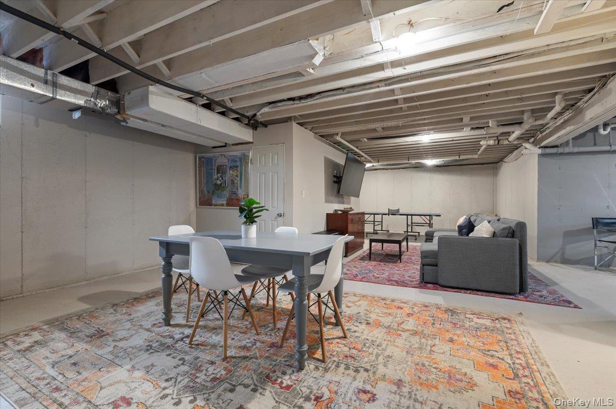 98 Squiretown Road, Hampton Bays, NY 11946