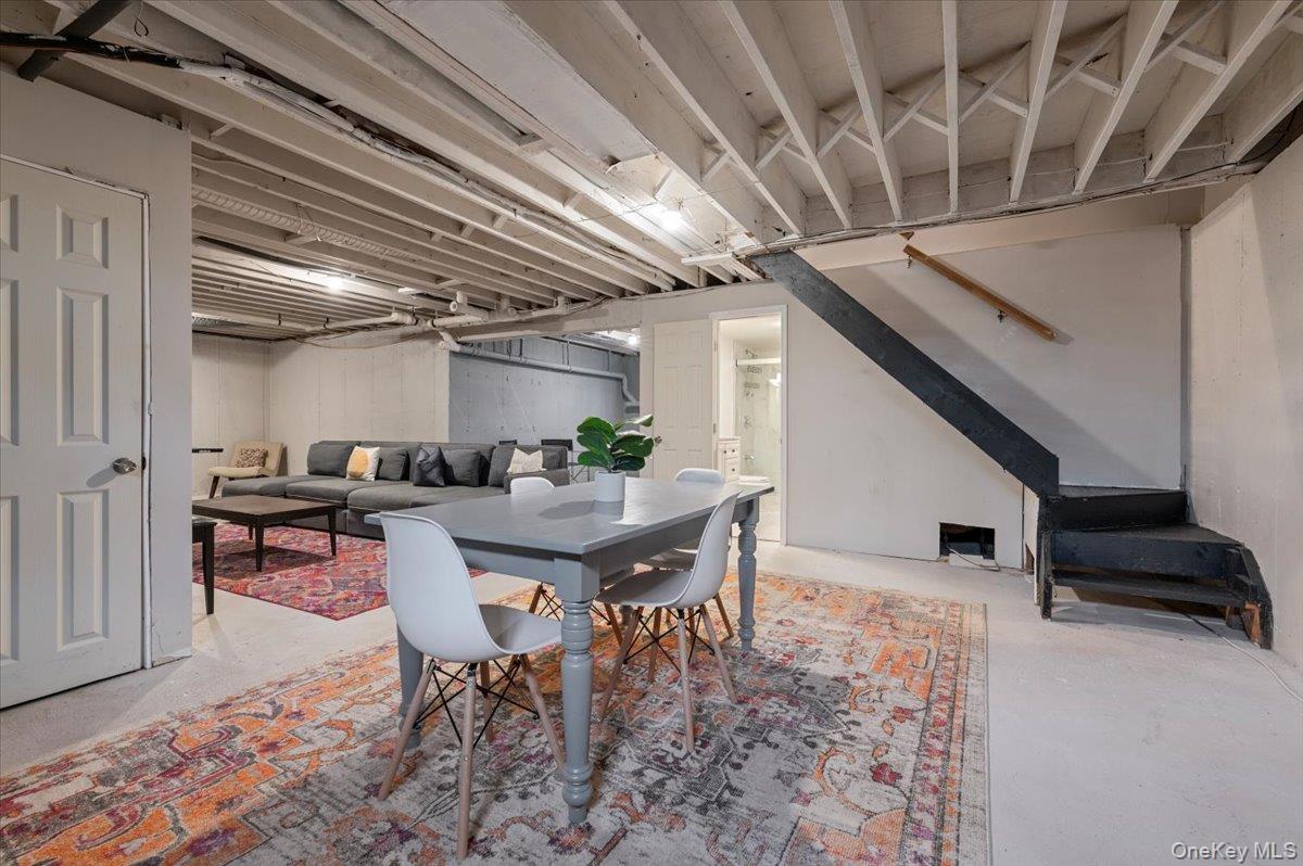 98 Squiretown Road, Hampton Bays, NY 11946