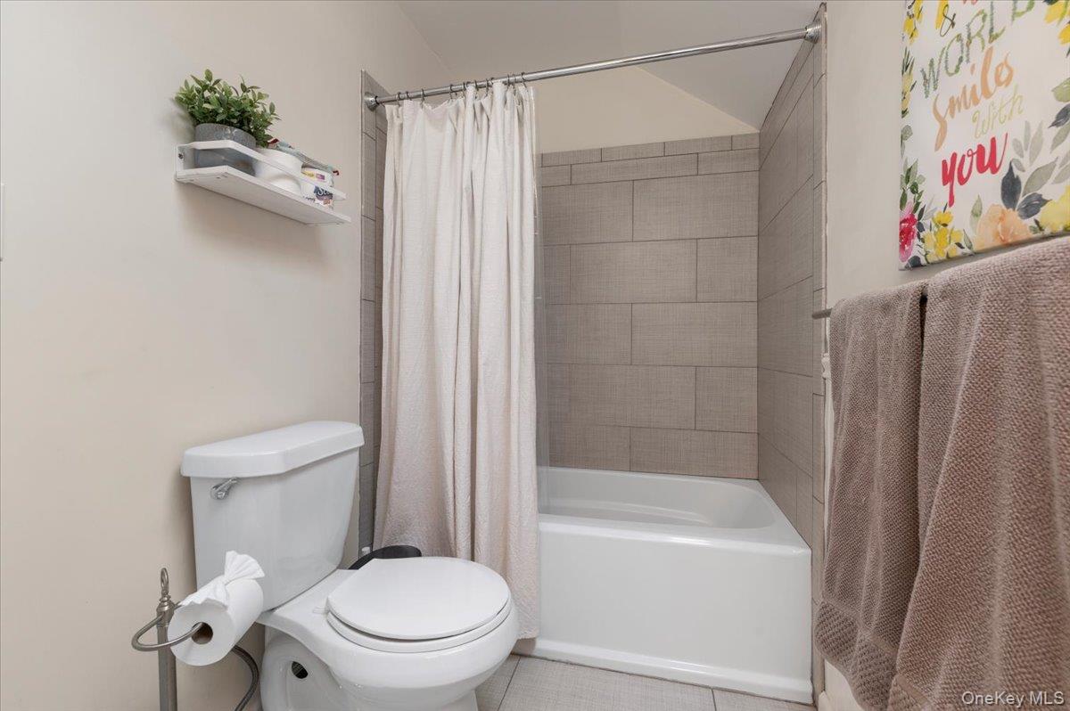 98 Squiretown Road, Hampton Bays, NY 11946