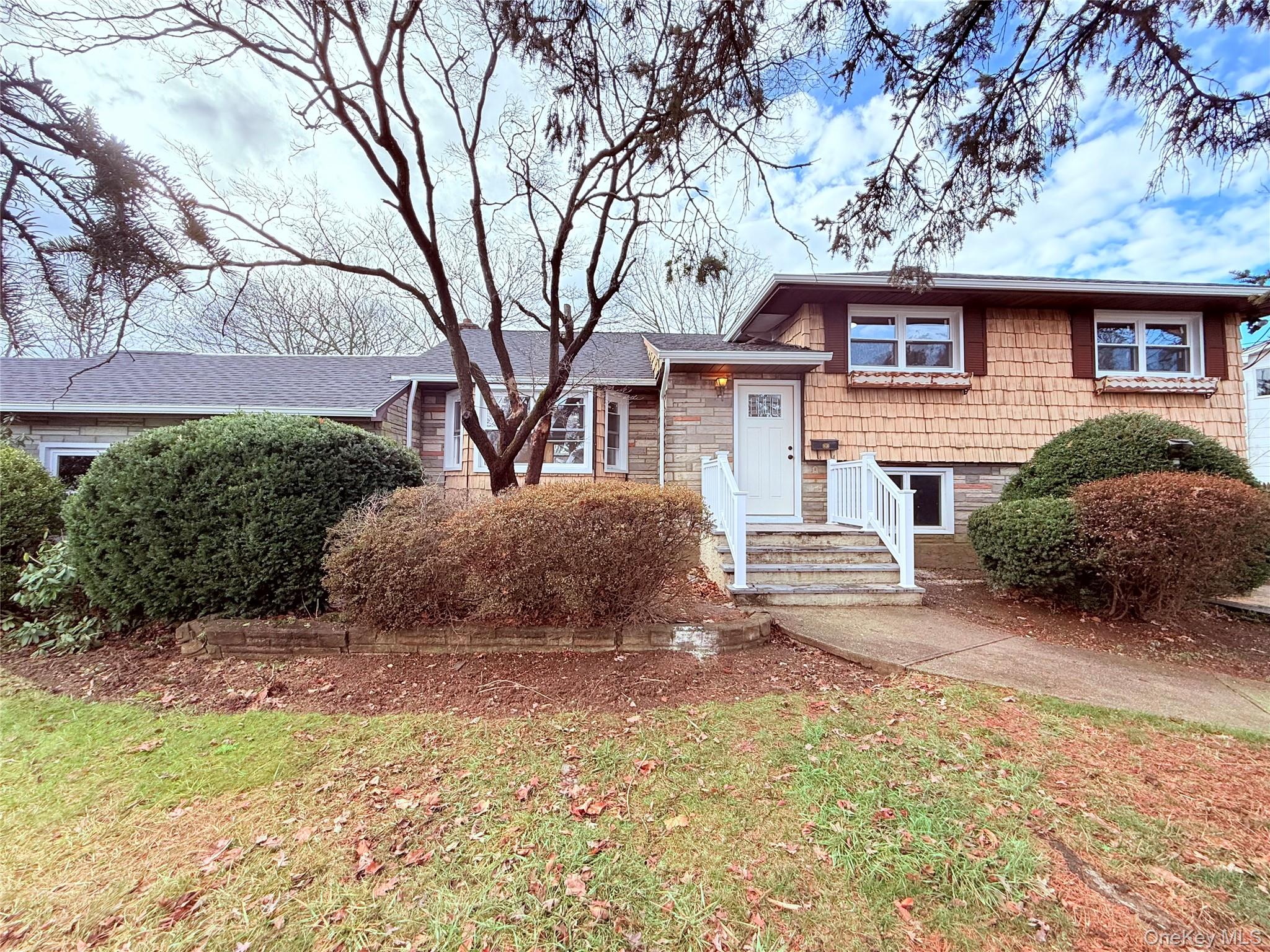 528 Canary Place, North Babylon, NY 11703