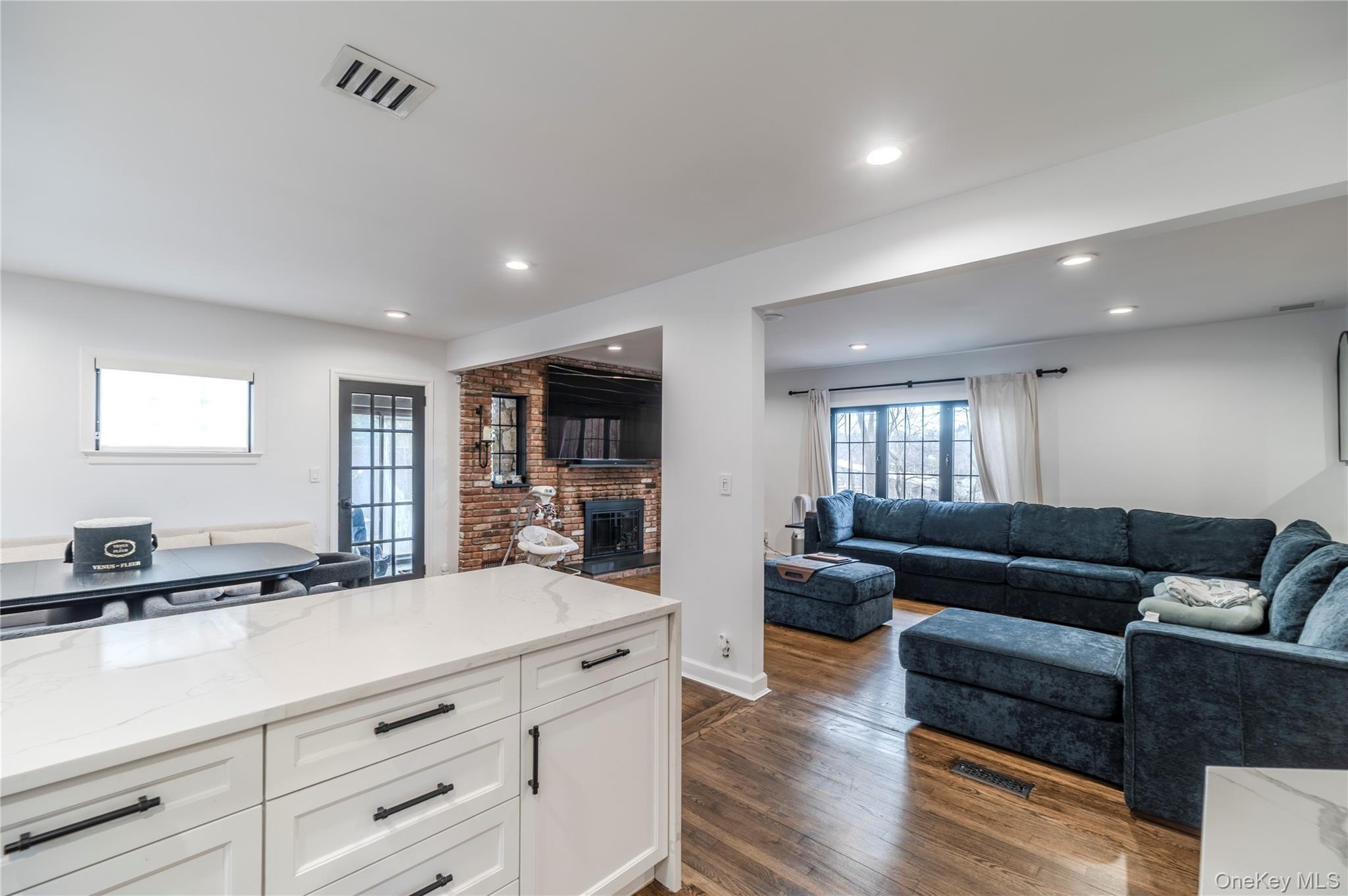 15 sinclair martin Drive, Roslyn, NY 11576