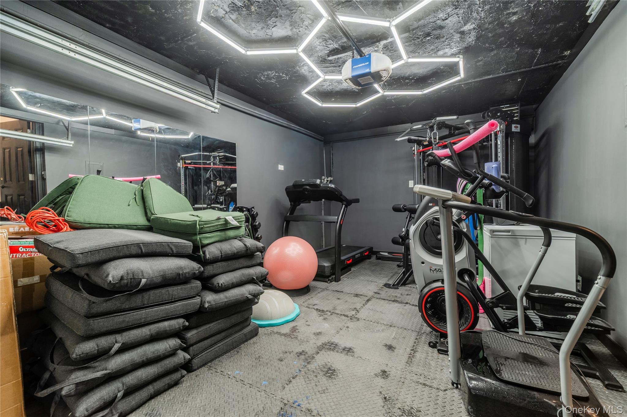 15 sinclair martin Drive, Roslyn, NY 11576