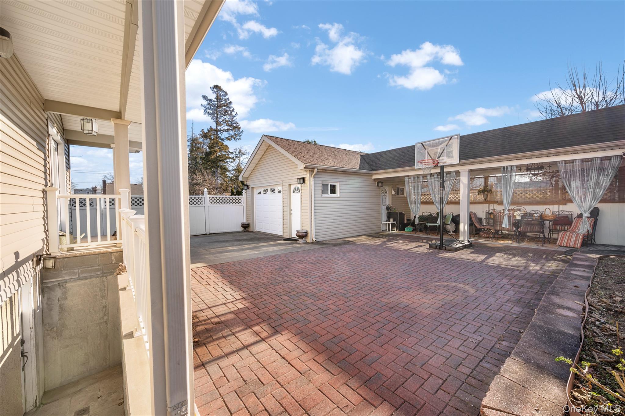 215 Rudolf Road, Mineola, NY 11501