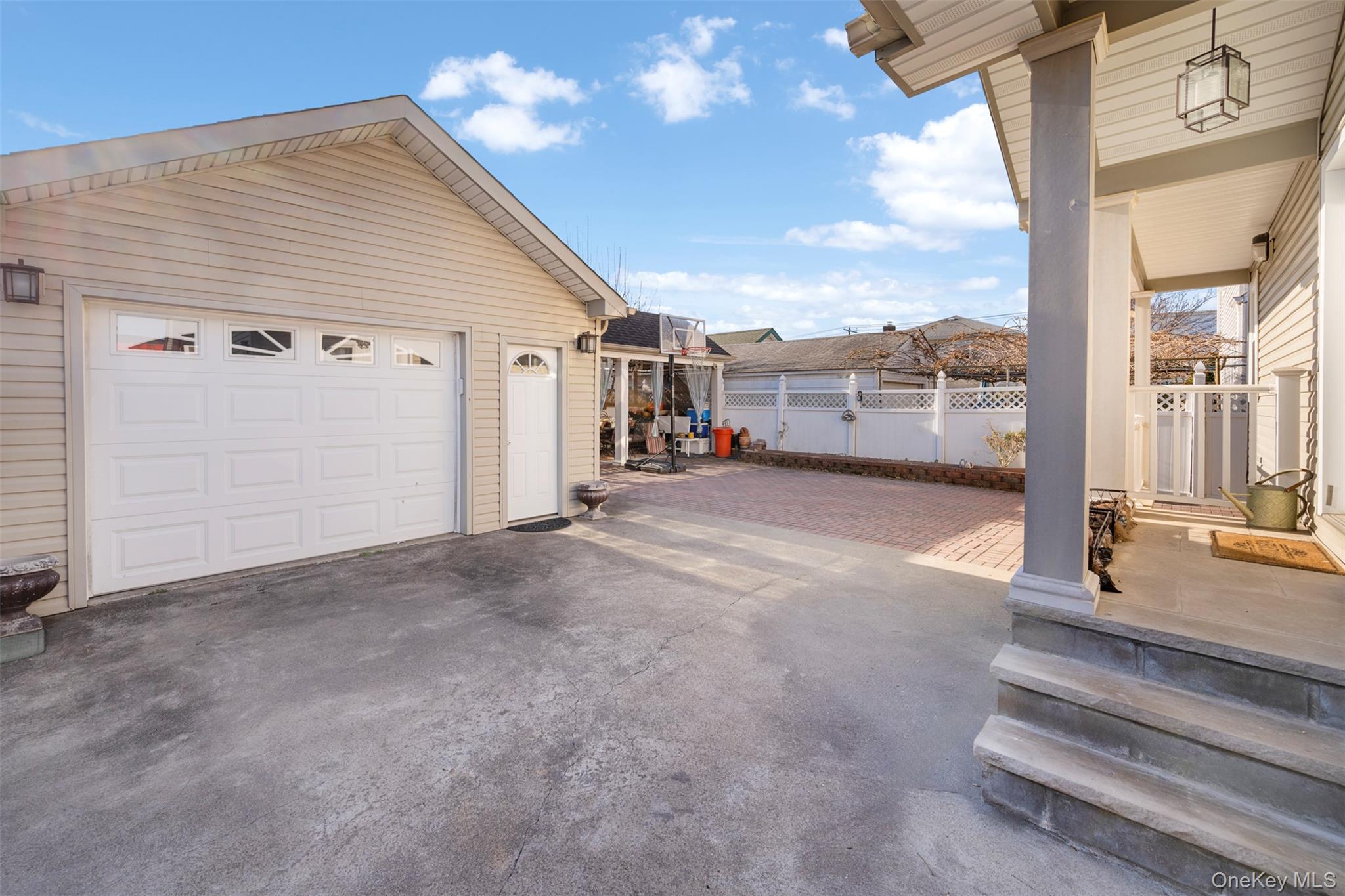 215 Rudolf Road, Mineola, NY 11501