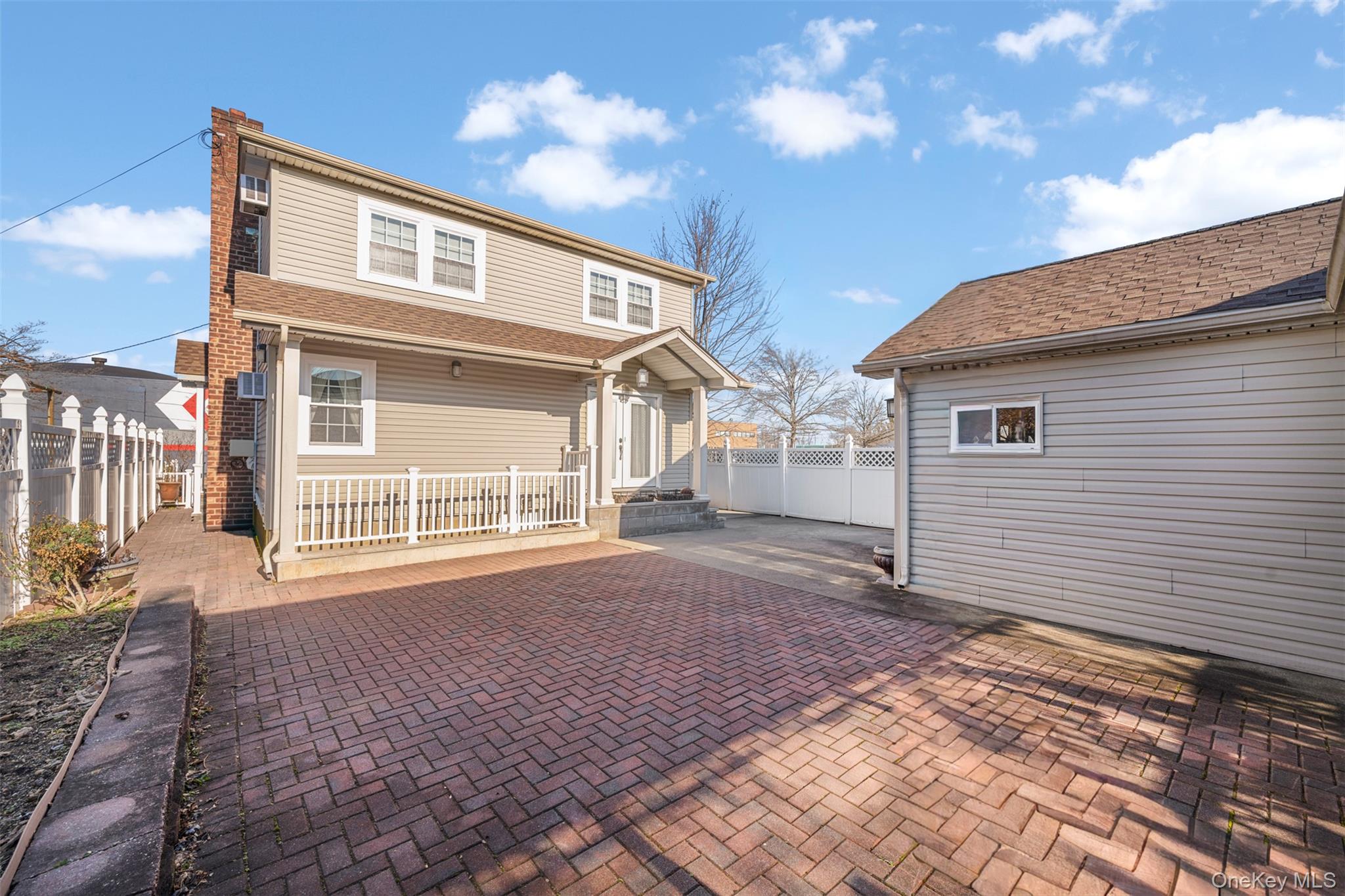 215 Rudolf Road, Mineola, NY 11501