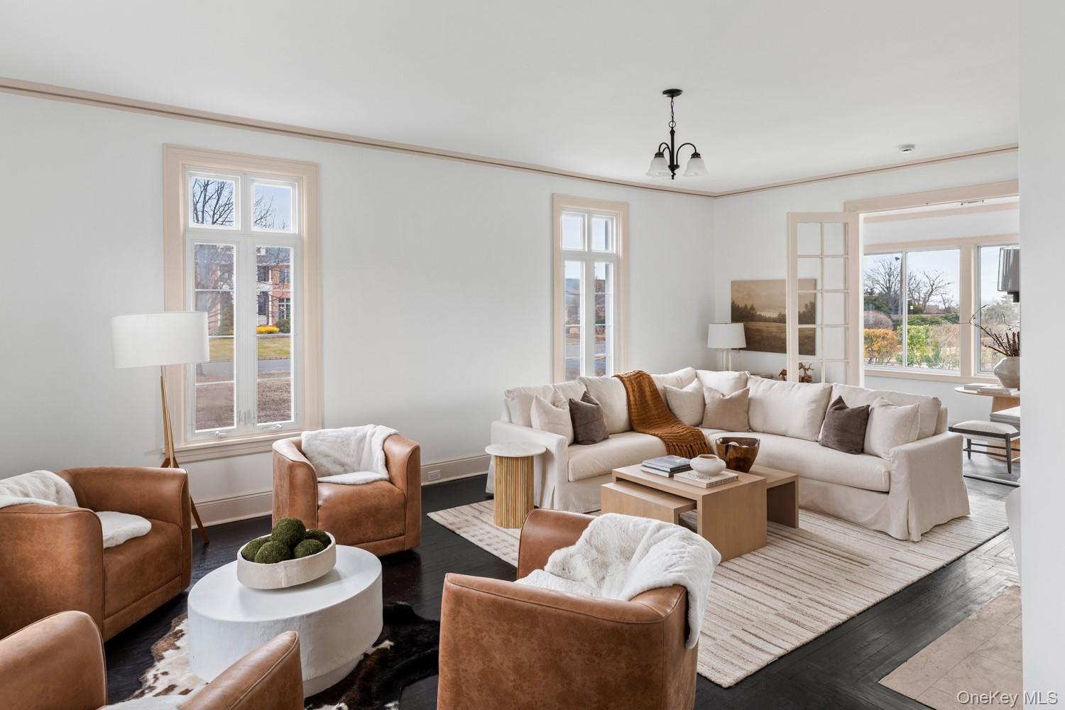 33 S Windsor Avenue, Brightwaters, NY 11718