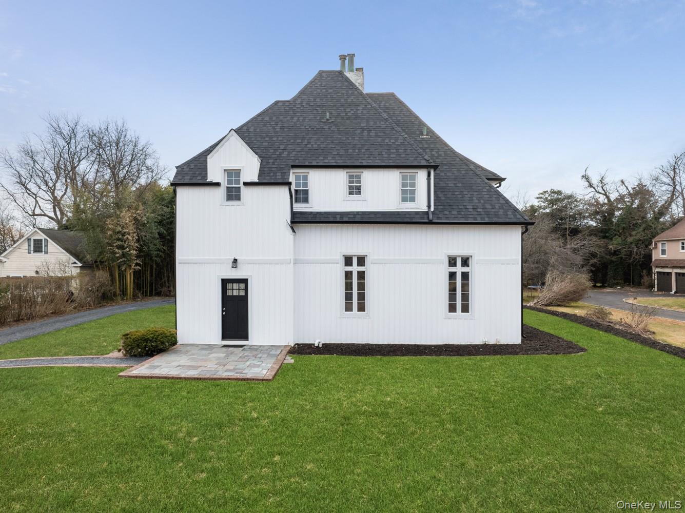 33 S Windsor Avenue, Brightwaters, NY 11718