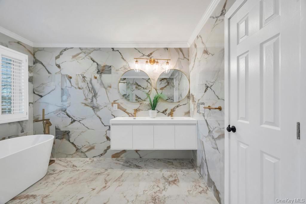 185 9th Street, Hicksville, NY 11801