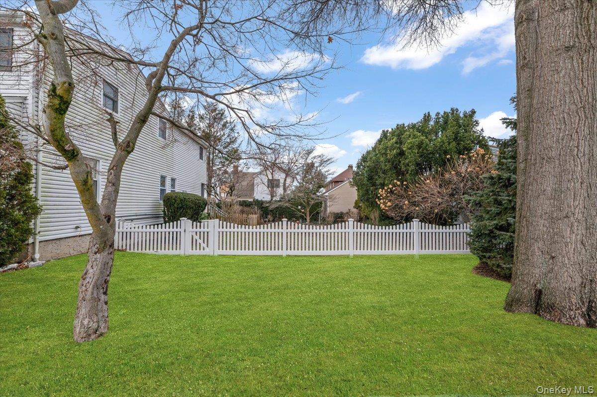 13 Elm Street, Greenvale, NY 11548