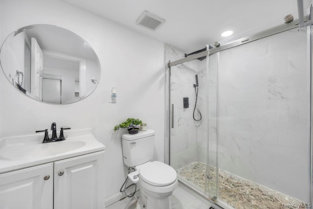 22 Bruce Lane, Farmingdale, NY 11735