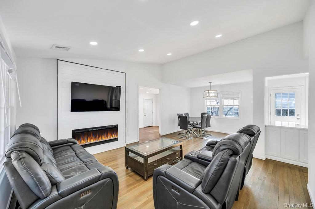 22 Bruce Lane, Farmingdale, NY 11735