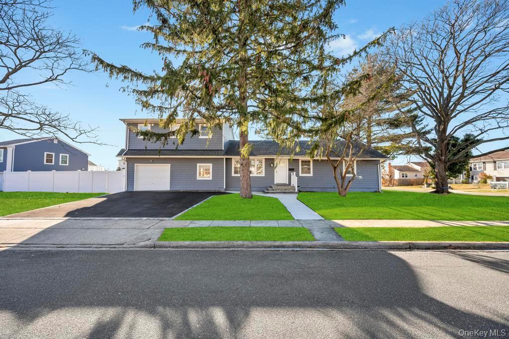 22 Bruce Lane, Farmingdale, NY 11735