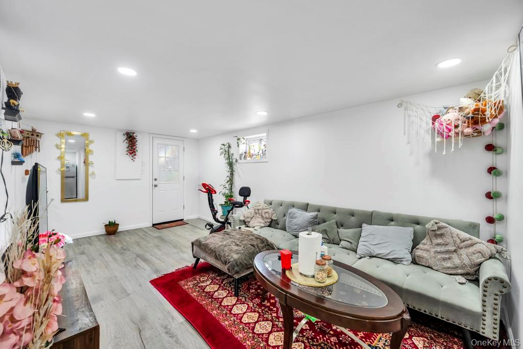 22 Bruce Lane, Farmingdale, NY 11735