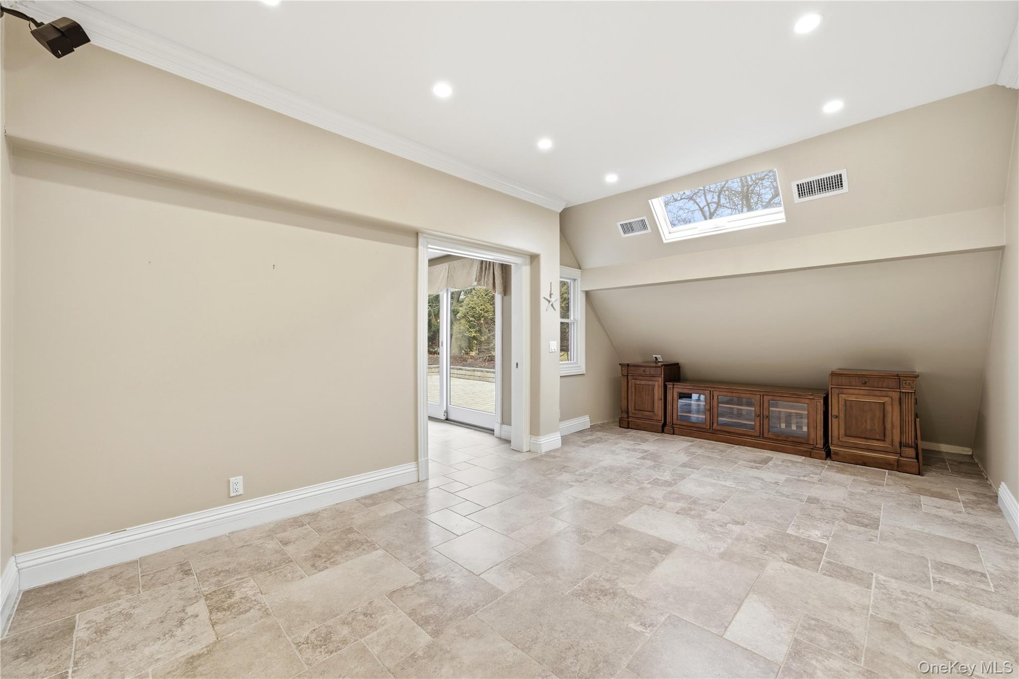 31 Admirals Drive E, Bay Shore, NY 11706