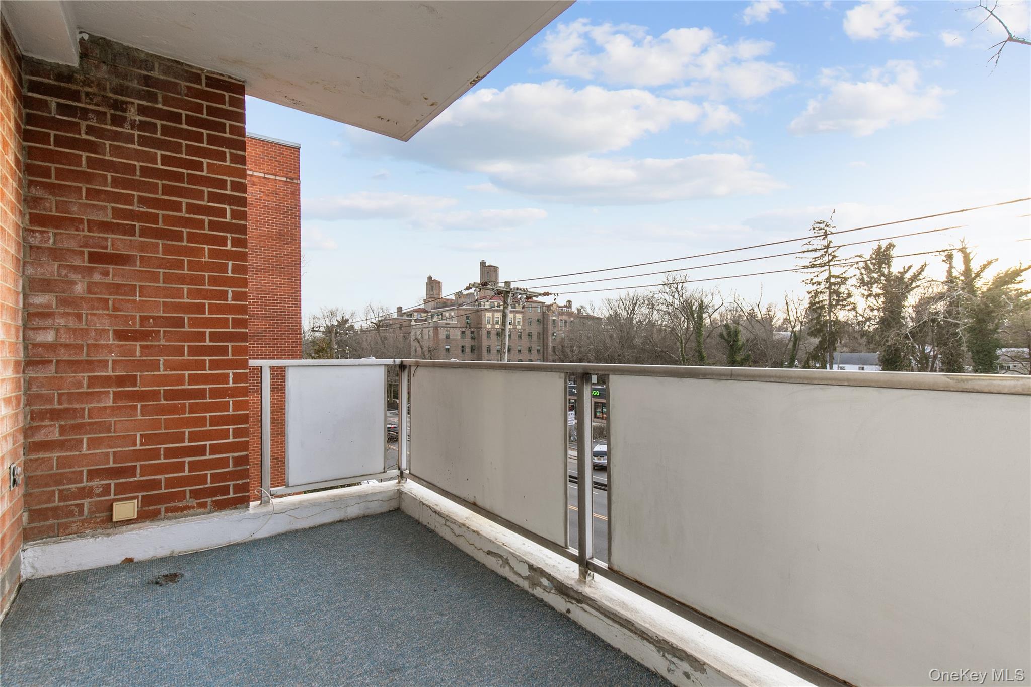 1 KENSINGTON GATE # 302, Great Neck, NY 11021