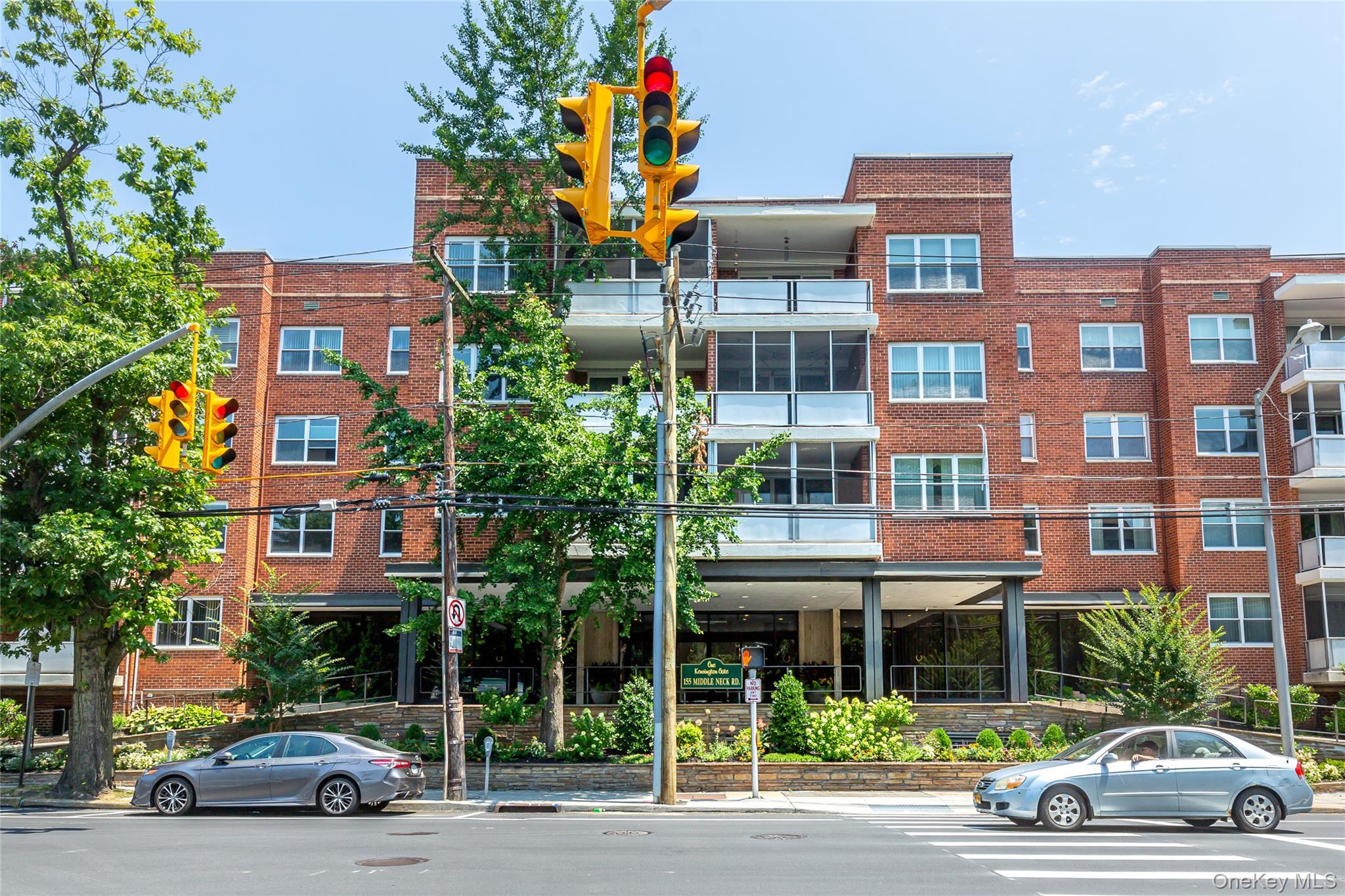 1 KENSINGTON GATE # 302, Great Neck, NY 11021