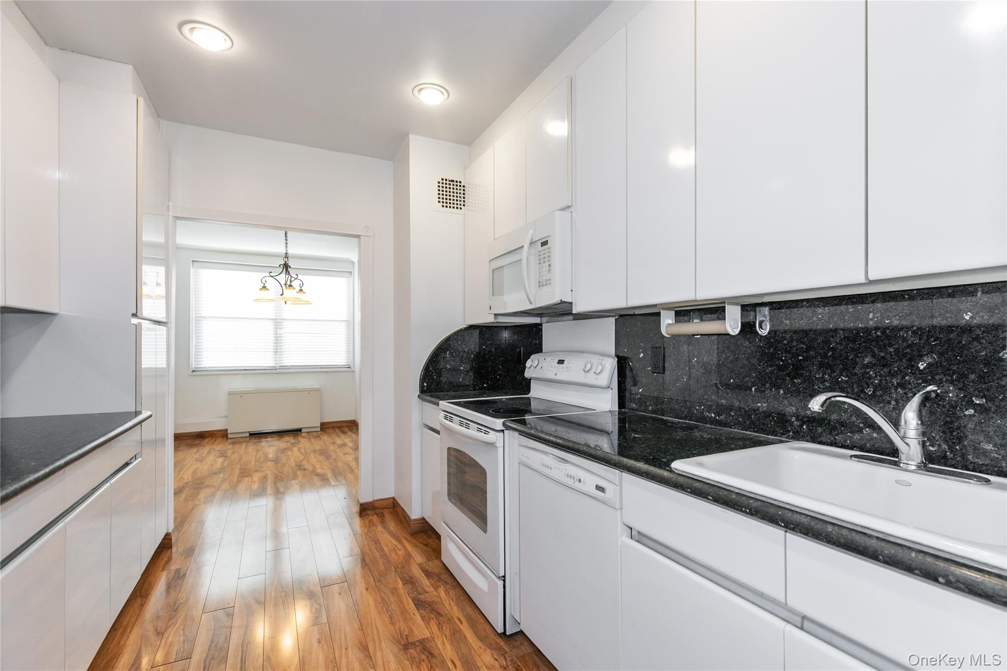 1 KENSINGTON GATE # 302, Great Neck, NY 11021