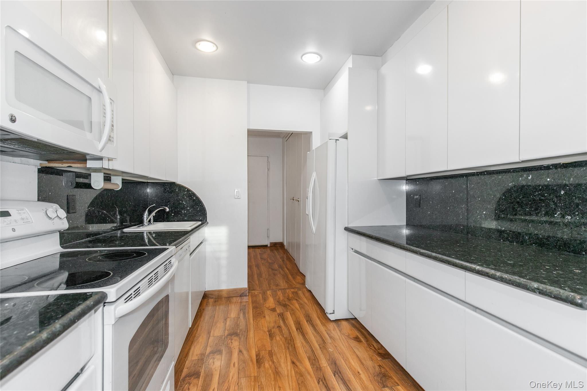 1 KENSINGTON GATE # 302, Great Neck, NY 11021