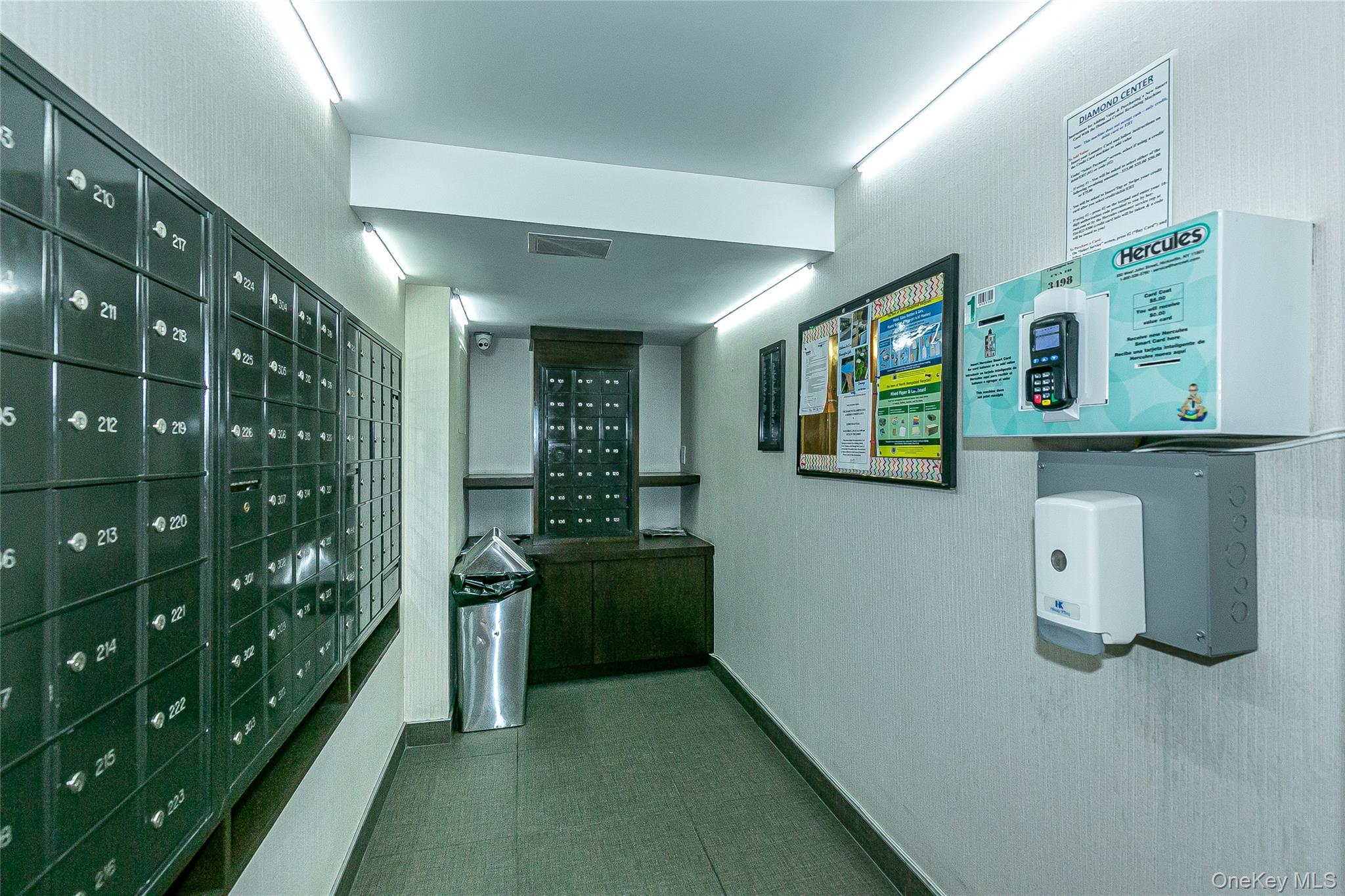 1 KENSINGTON GATE # 302, Great Neck, NY 11021