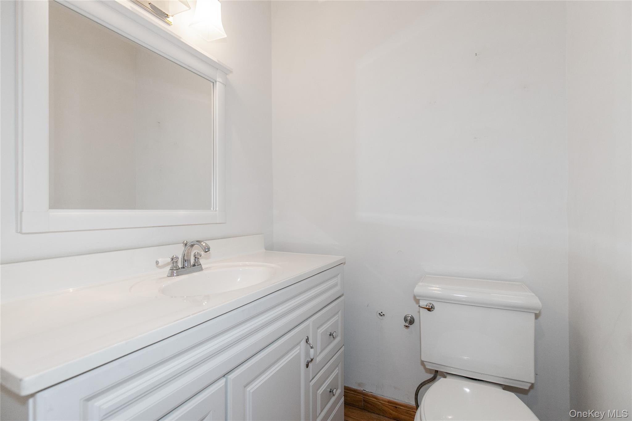 1 KENSINGTON GATE # 302, Great Neck, NY 11021