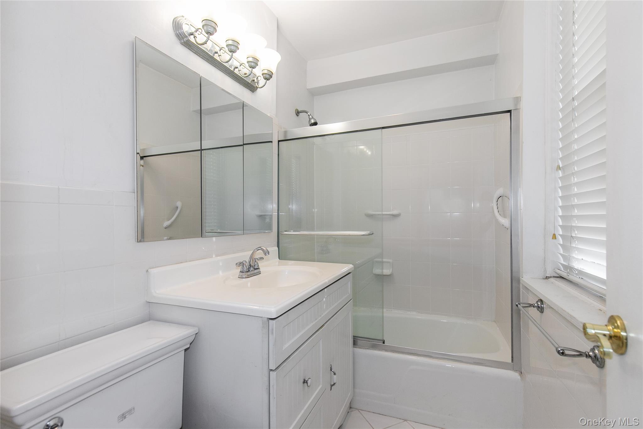 1 KENSINGTON GATE # 302, Great Neck, NY 11021