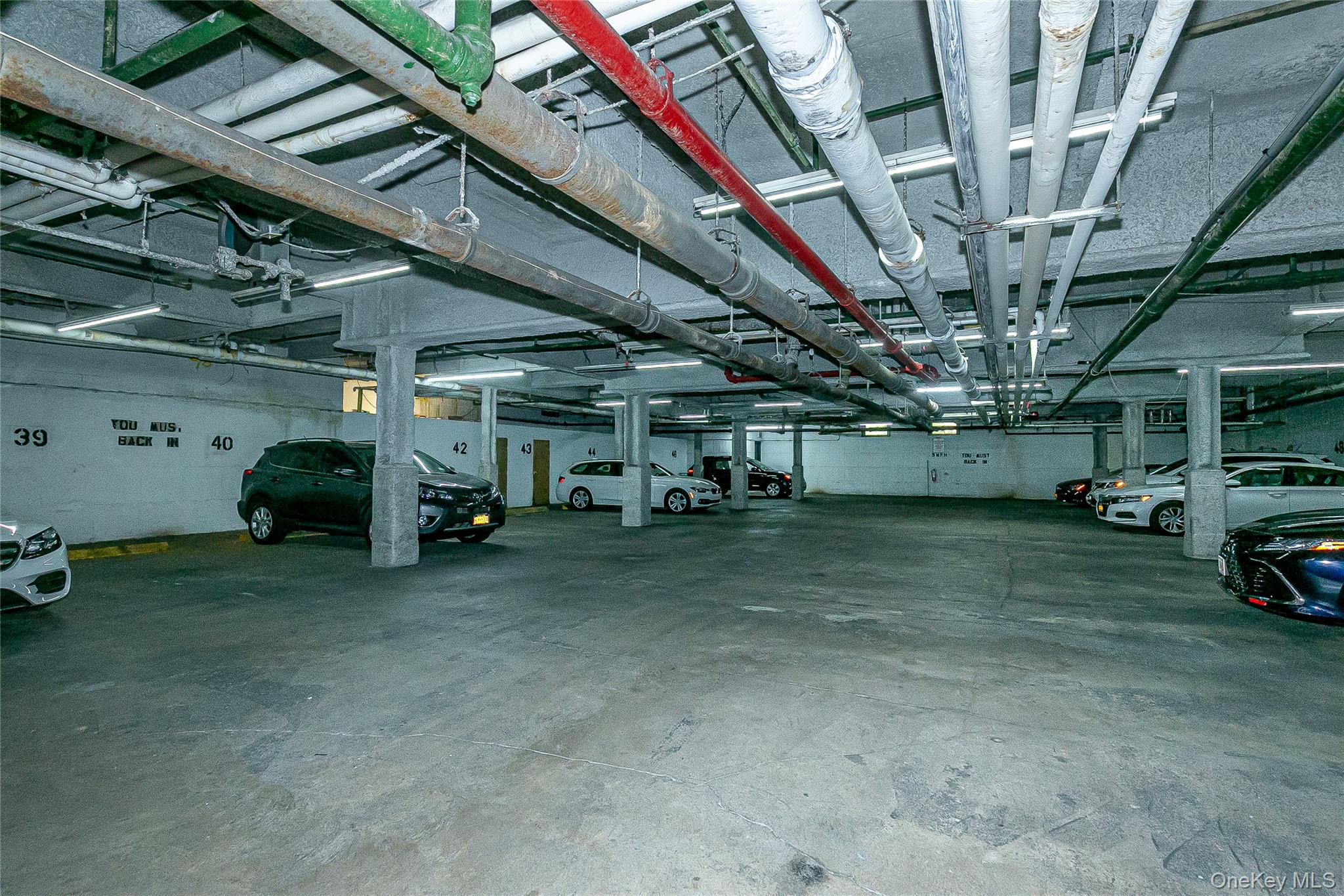 1 KENSINGTON GATE # 302, Great Neck, NY 11021