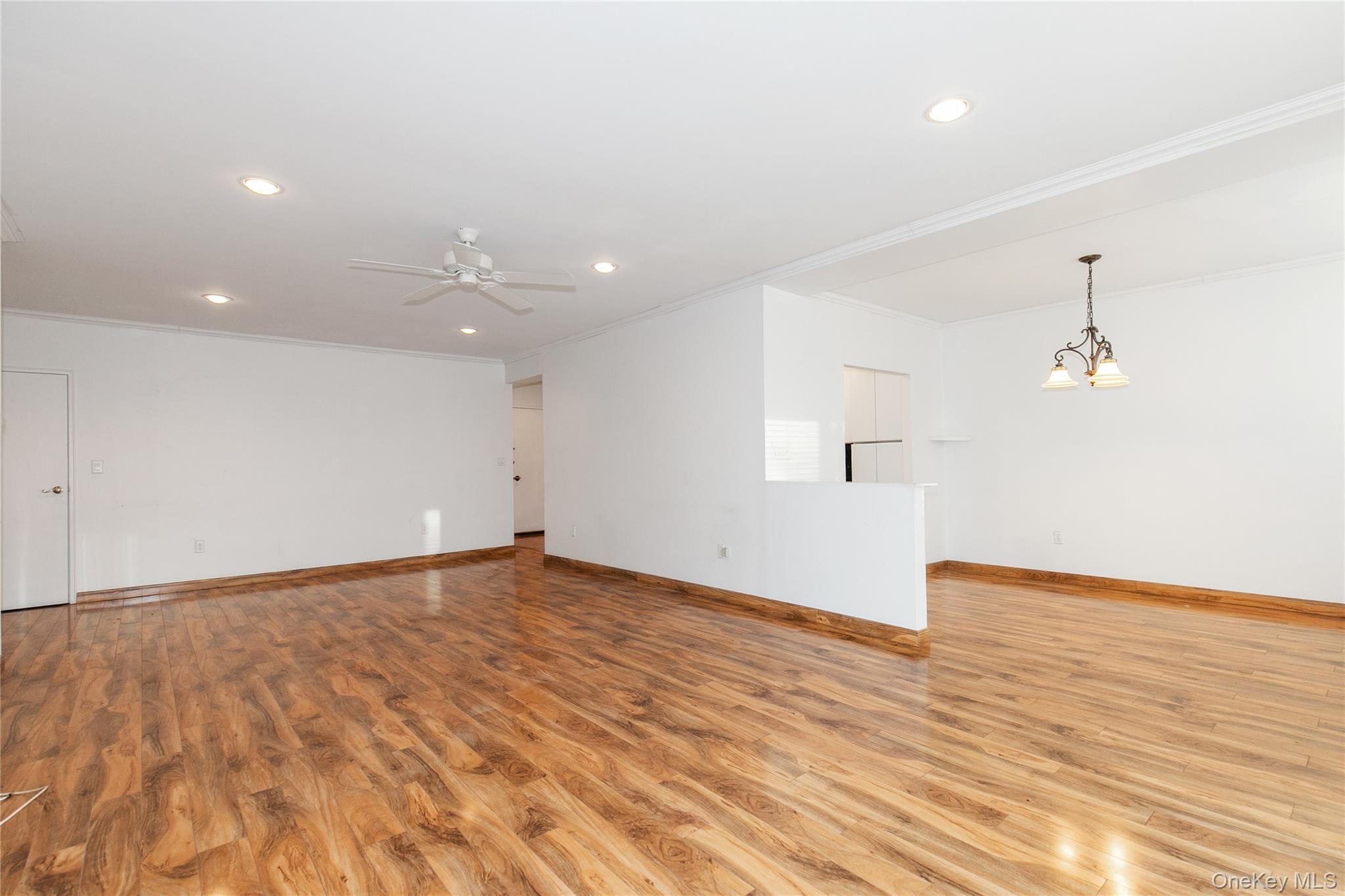 1 KENSINGTON GATE # 302, Great Neck, NY 11021