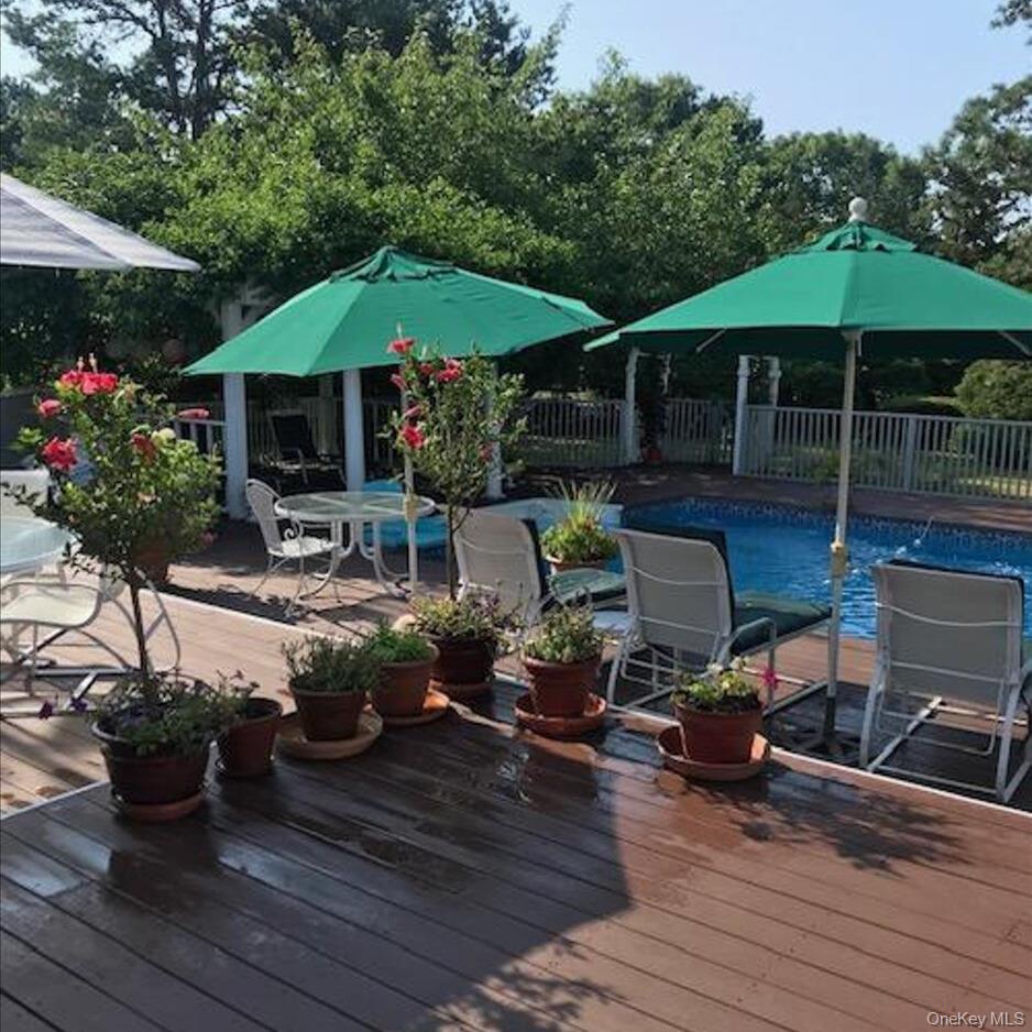 Westhampton, NY 11977