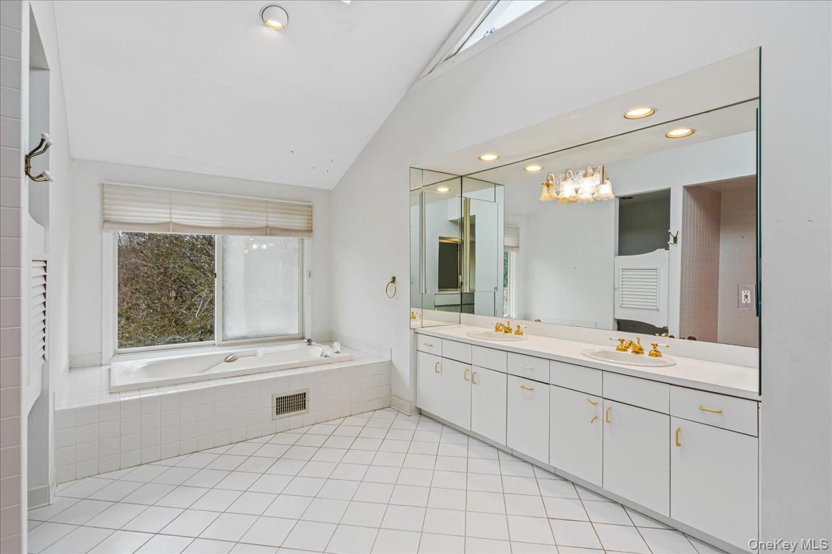 Westhampton, NY 11977