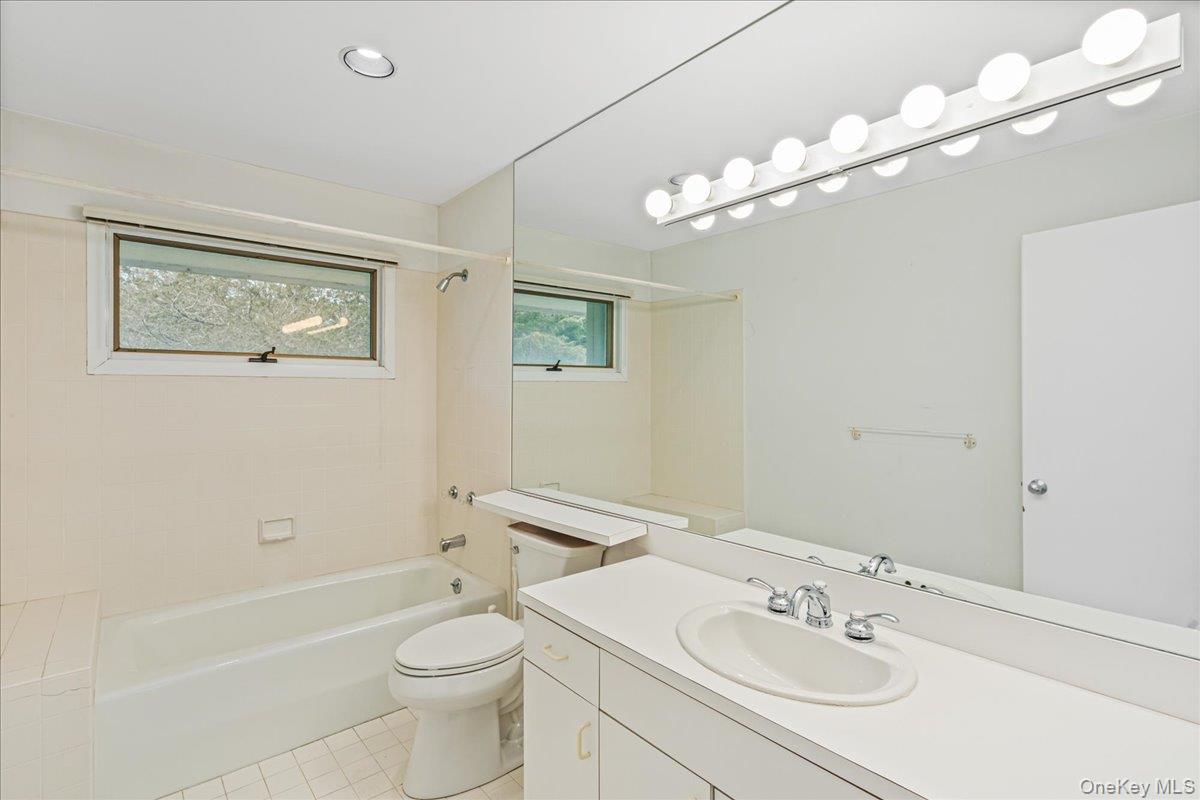 Westhampton, NY 11977