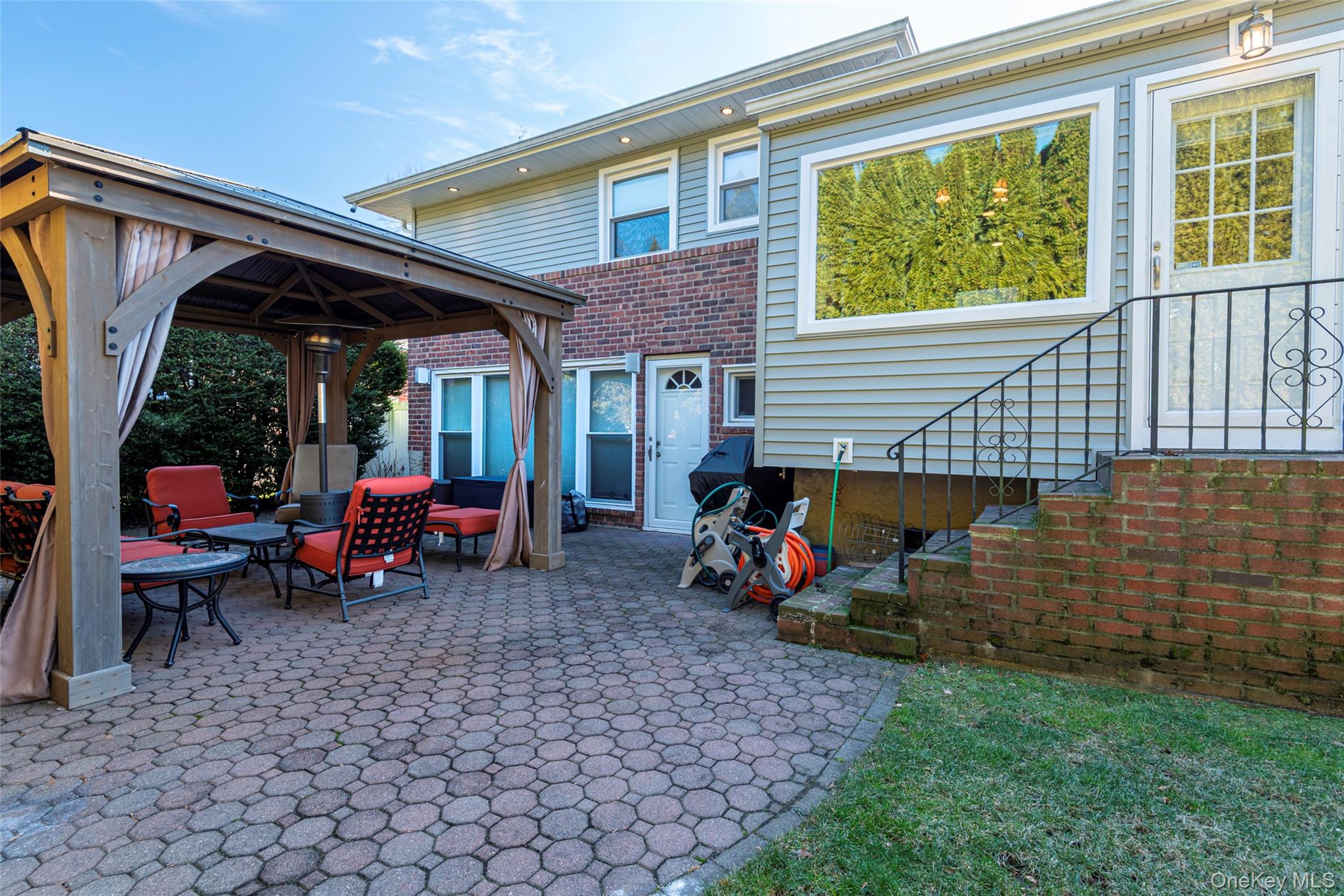 97 Gilmar Lane, Roslyn Heights, NY 11577