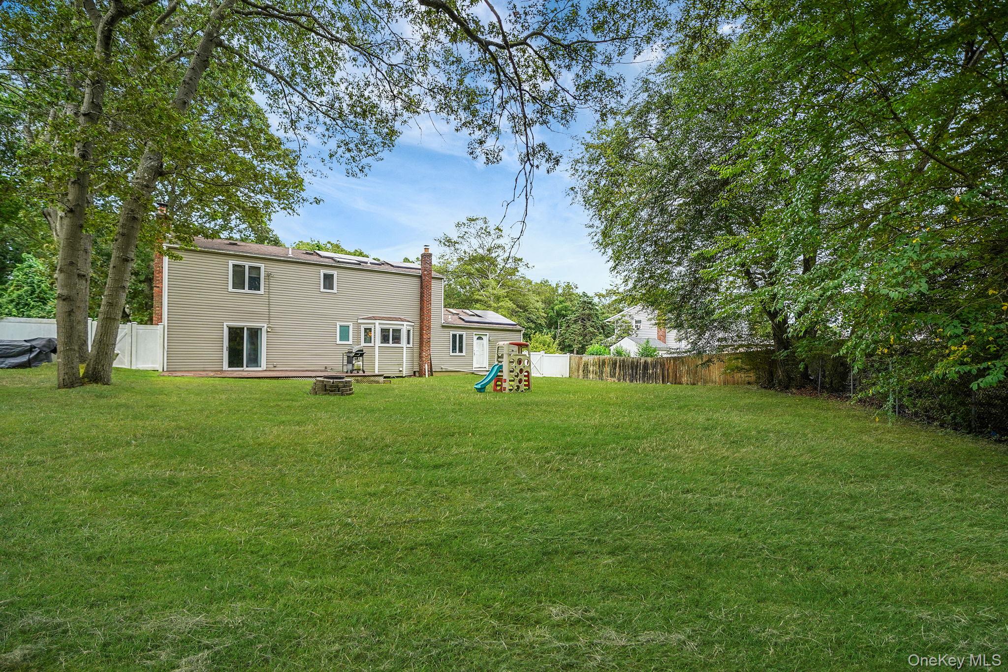 24 Oakdale Avenue, Farmingville, NY 11738