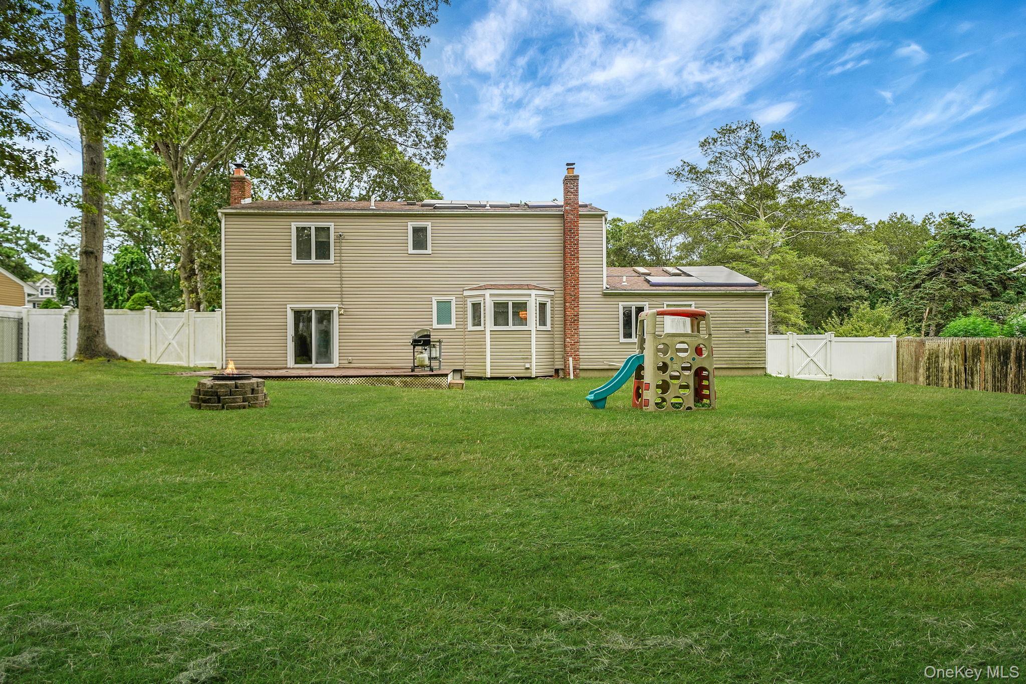 24 Oakdale Avenue, Farmingville, NY 11738