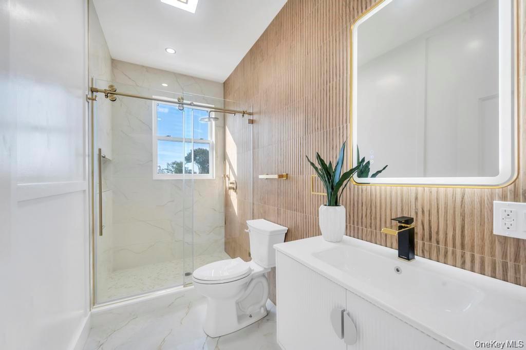 8 Table Lane, Hicksville, NY 11801